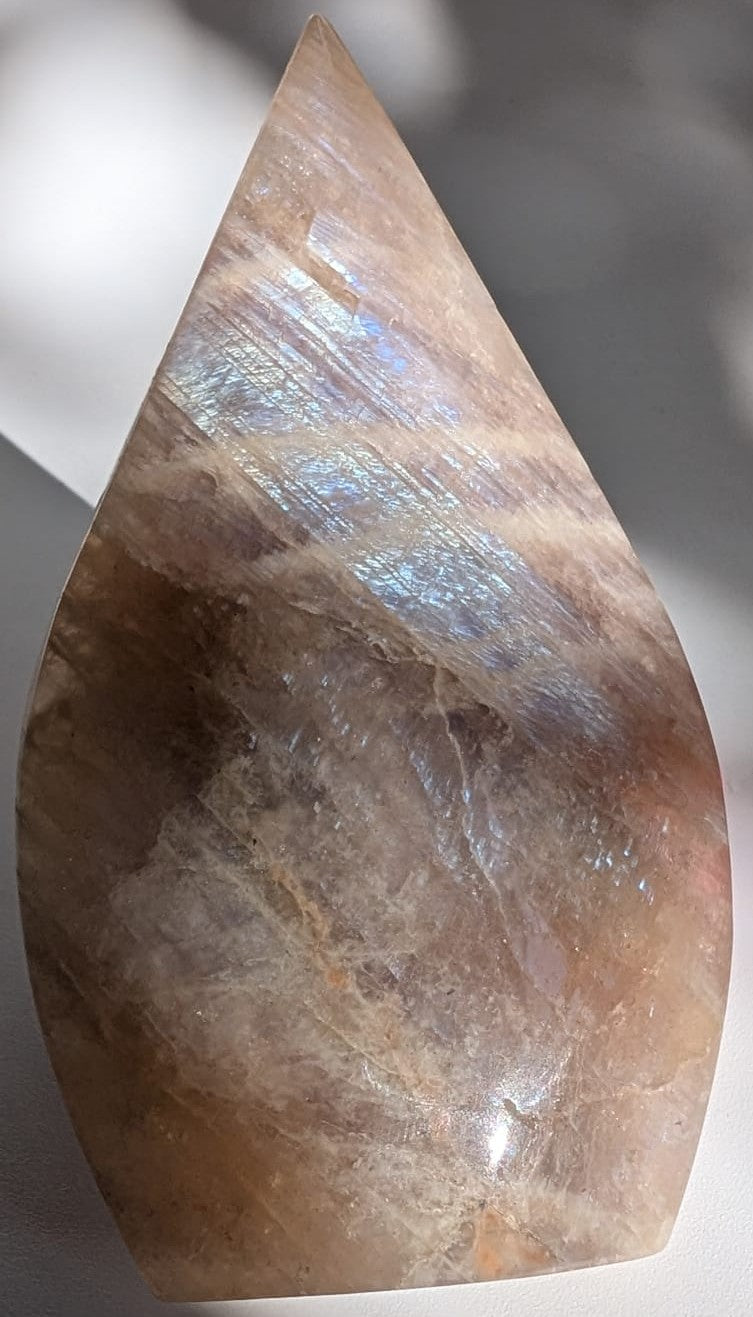 Sculptura de 11.2cm din mineral de piatra lunii albastra pe fundal alb