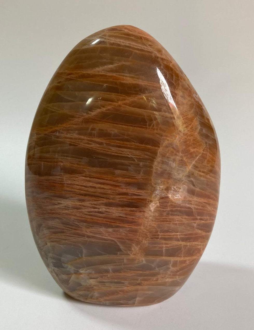 Sculptura din piatra semipretioasa Piatra Lunii Piersica cu finisaj lucios si texturi naturale