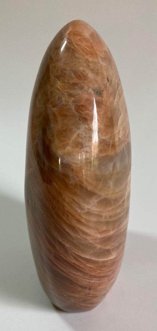 Sculptura din piatra semipretioasa Piatra Lunii Piersica, forma alungita, finisaj lucios