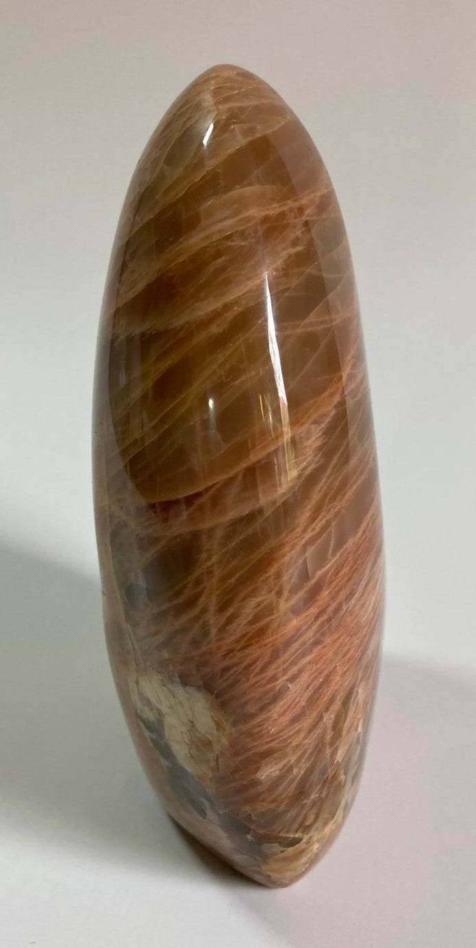 Sculptura din Piatra Lunii Piersica semipretioasa lucioasa, forma ovala, culoare piersica cu texturi naturale