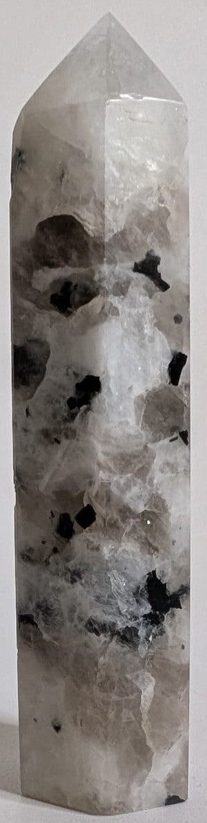 Obelisc de 9.1cm din piatra semipretioasa de piatra lunii rainbow pe fundal alb
