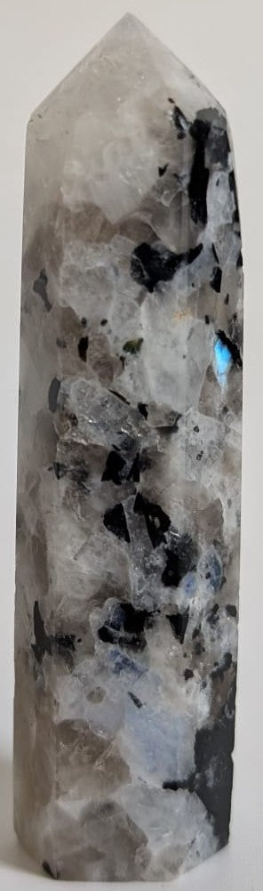 Obelisc de 9.1cm din cristal de piatra lunii rainbow pe fundal alb