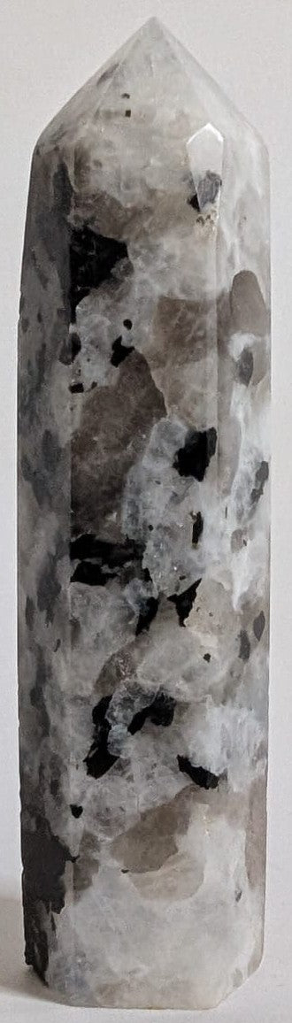 Obelisc decorativ de 9.1cm din cristal de piatra lunii rainbow pe fundal alb