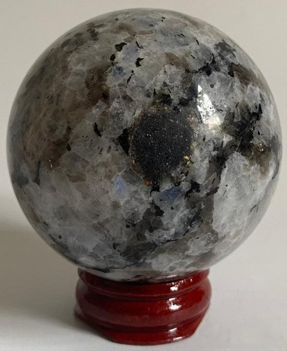 Sfera decorativa de 5.6cm din piatra semipretioasa de piatra lunii rainbow pe suport din lemn cu fundal alb
