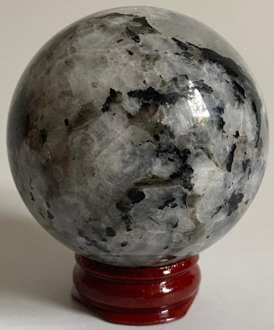 Sfera decorativa de 5.6cm din cristal de piatra lunii rainbow pe suport din lemn cu fundal alb