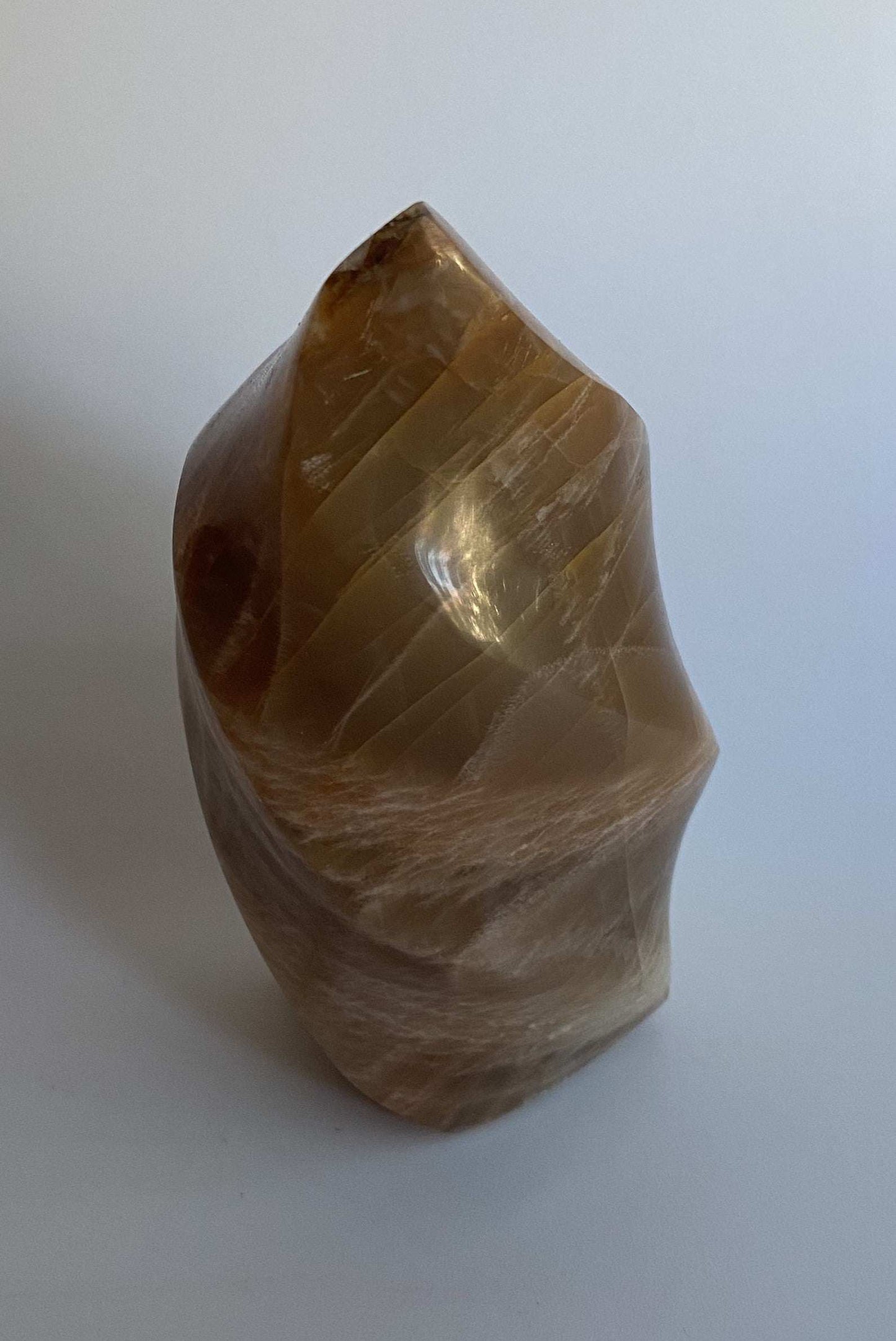 Sculptura din Piatra Lunii Portocalie semipretioasa, finisaj neted si lucios