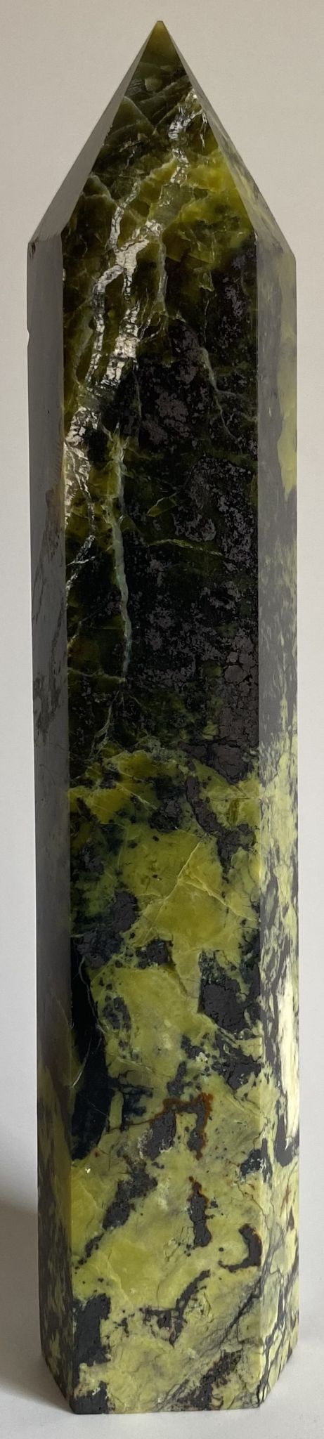 Obelisc din cristal de piatra ponderosa pe fundal alb