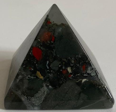 Piramida din cristal de piatra sangelui pe fundal alb