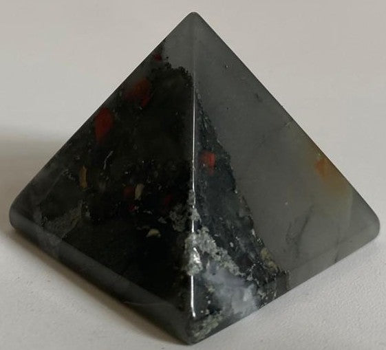 Piramida de 3.7cm din piatra semipretioasa de piatra sangelui pe fundal alb