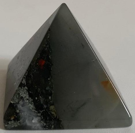Piramida de 3.7cm din cristal de piatra sangelui pe fundal alb