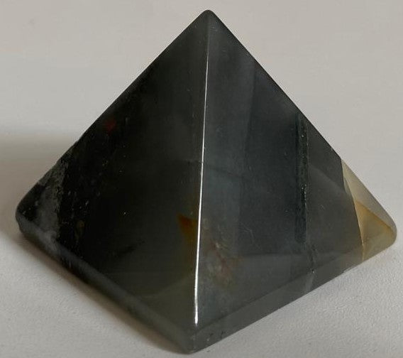 Piramida decorativa de 3.7cm din piatra semipretioasa de piatra sangelui pe fundal alb