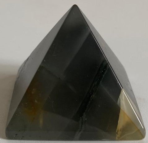 Piramida decorativa de 3.7cm din cristal de piatra sangelui pe fundal alb