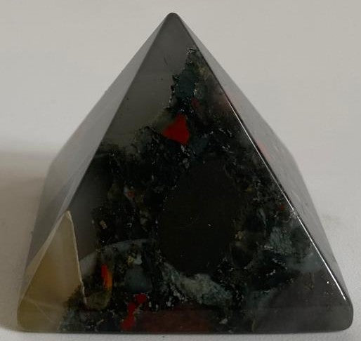 Piramida mica de 3.7cm din piatra semipretioasa de piatra sangelui pe fundal alb