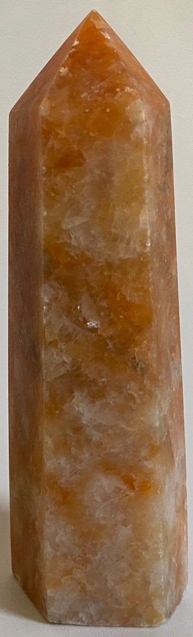 Obelisc de 8.4cm din piatra semipretioasa de piatra soarelui pe fundal alb