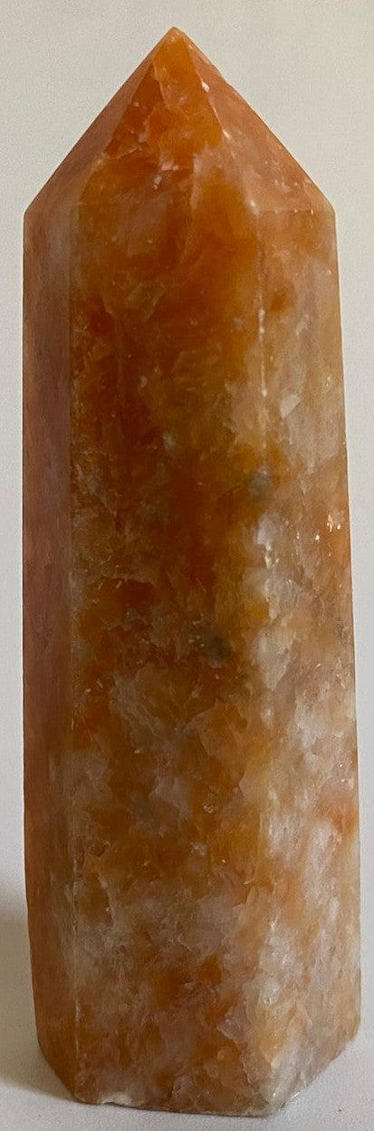 Obelisc de 8.4cm din cristal de piatra soarelui pe fundal alb