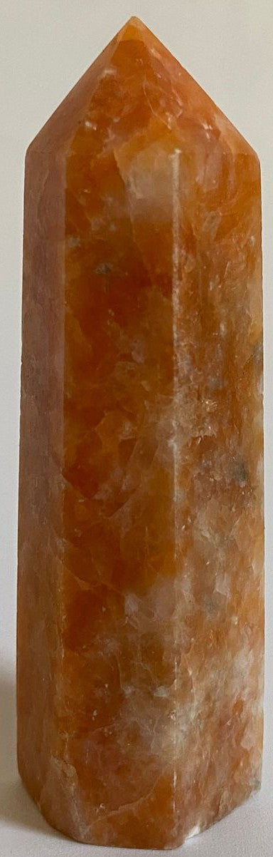 Obelisc decorativ de 8.4cm din piatra semipretioasa de piatra soarelui pe fundal alb
