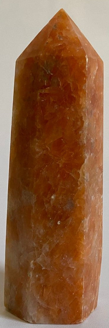 Obelisc decorativ de 8.4cm din cristal de piatra soarelui pe fundal alb