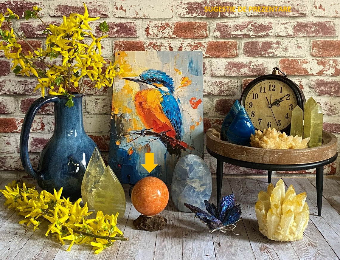Decor cu sfera din piatra semipretioasa de piatra soarelui pe suport din lemn cu vaza cu forsythia