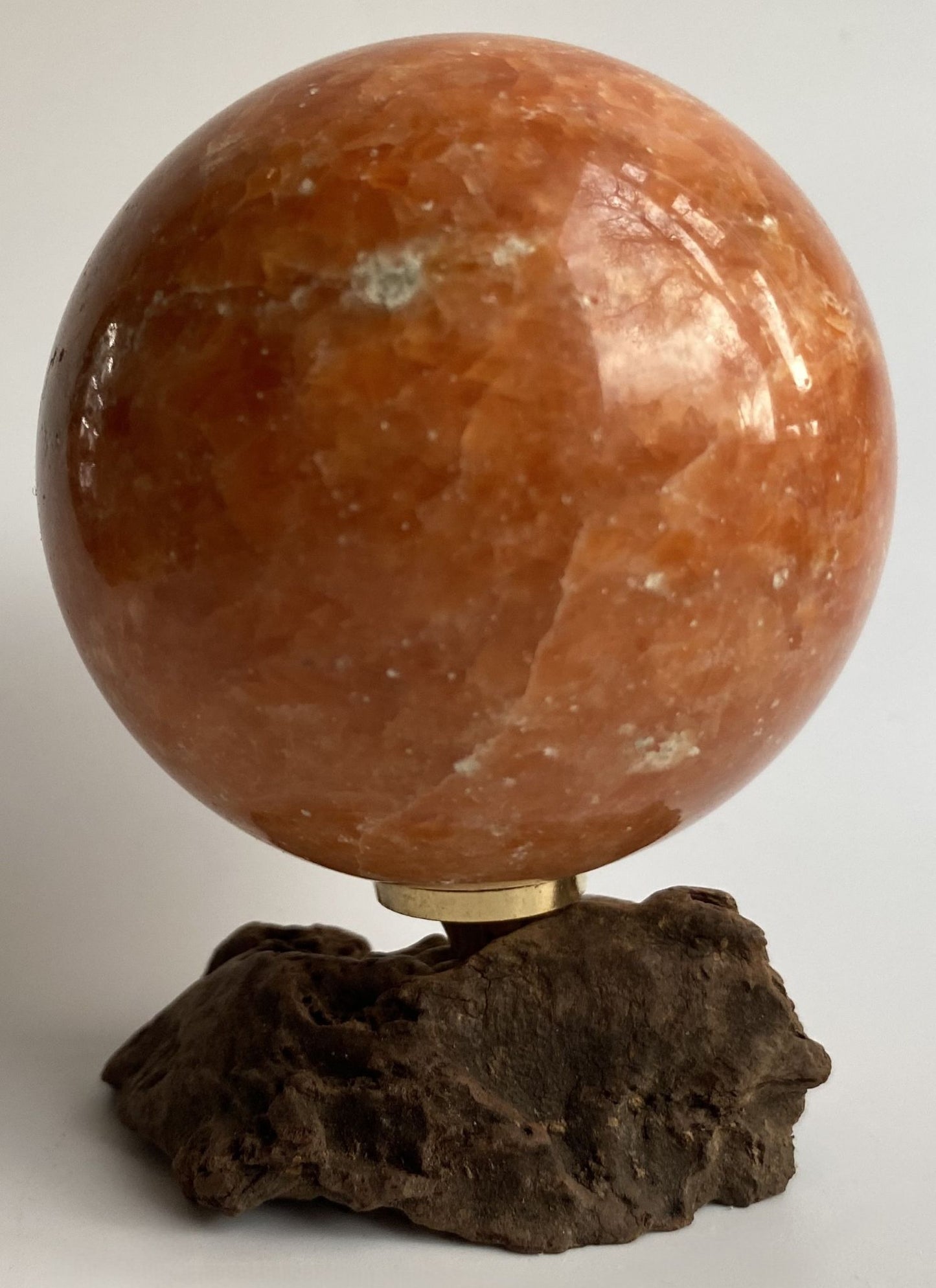 Sfera de 6.5cm din piatra semipretioasa de piatra soarelui pe suport din lemn cu fundal alb