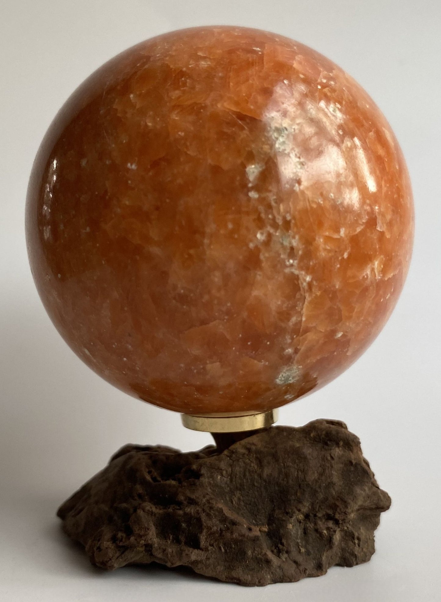 Sfera decorativa de 6.5cm din piatra semipretioasa de piatra soarelui pe suport din lemn cu fundal alb