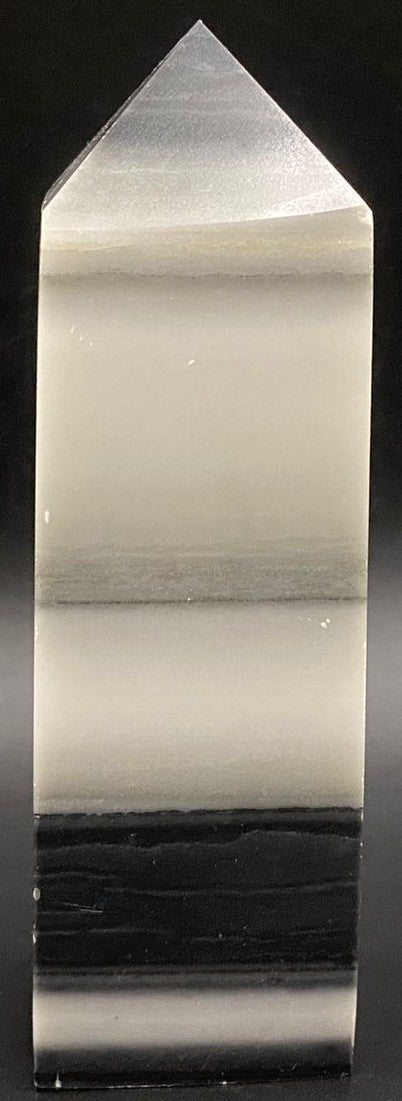 Obelisc din piatra semipretioasa de piatra tai chi pe fundal negru