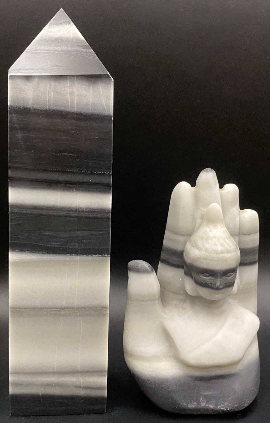 Set format din buddha si obelisc din piatra semipretioasa de piatra tai chi pe fundal negru