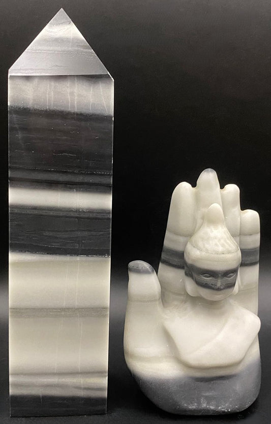 Set format din buddha si obelisc din piatra semipretioasa de piatra tai chi pe fundal negru