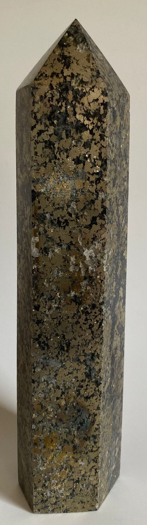 Obelisc din piatră semiprețioasă naturală Pirita de 17 cm, cu textura specifică și culori metalice.