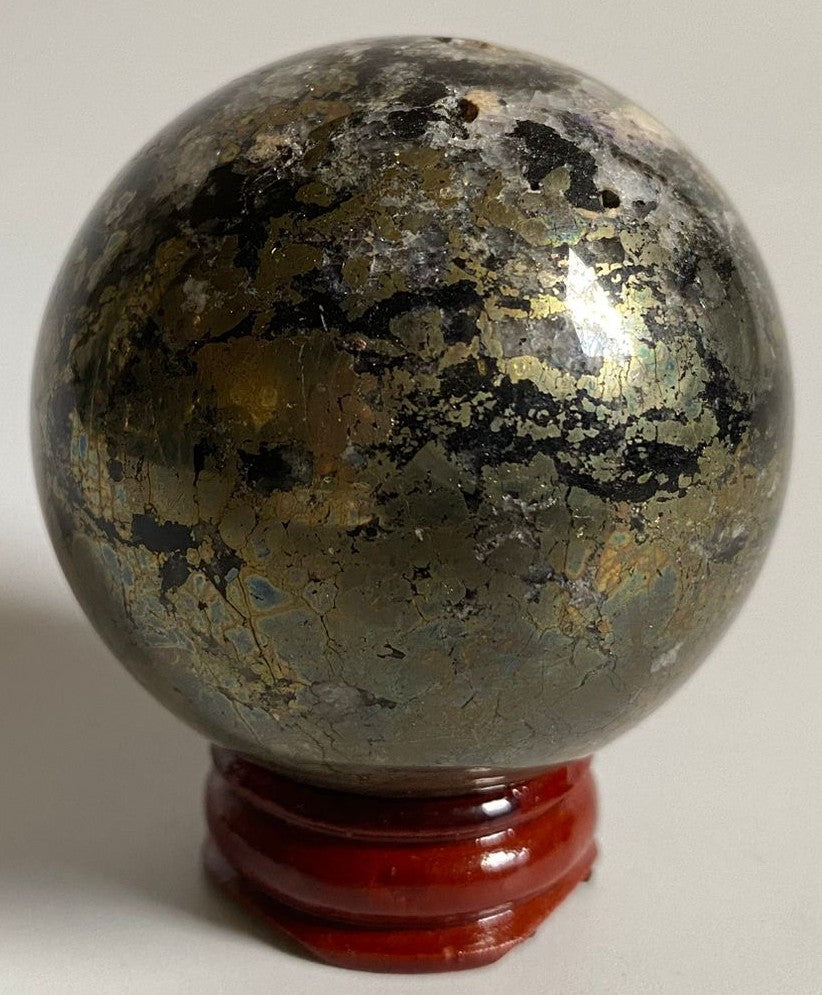 Sfera de 5.4cm din piatra semipretioasa de pirita pe suport din lemn cu fundal alb