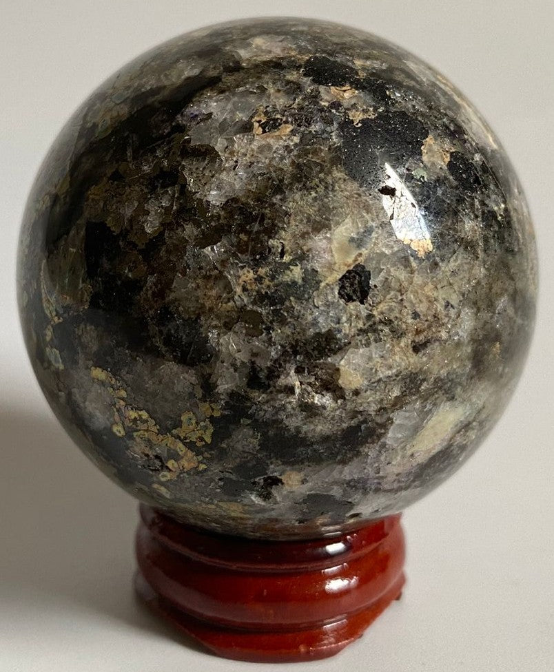 Sfera de 5.4cm din cristal de pirita pe suport din lemn cu fundal alb