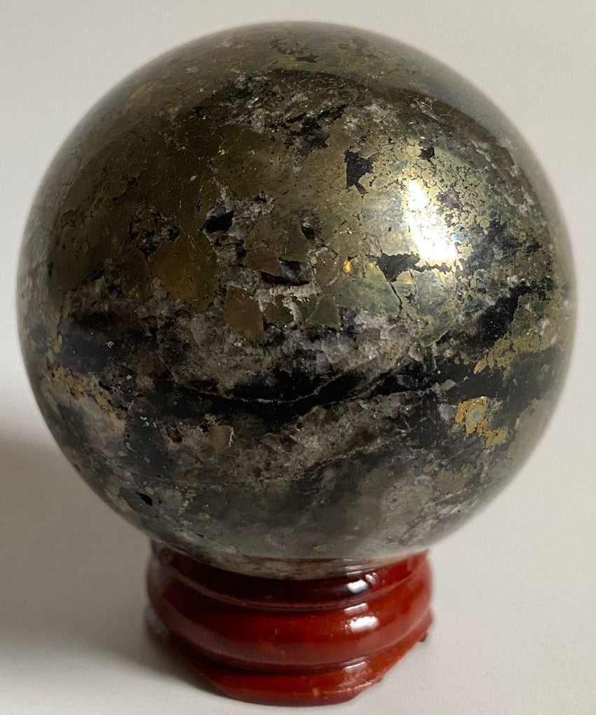 Sfera decorativa de 5.4cm din piatra semipretioasa de pirita pe suport din lemn cu fundal alb