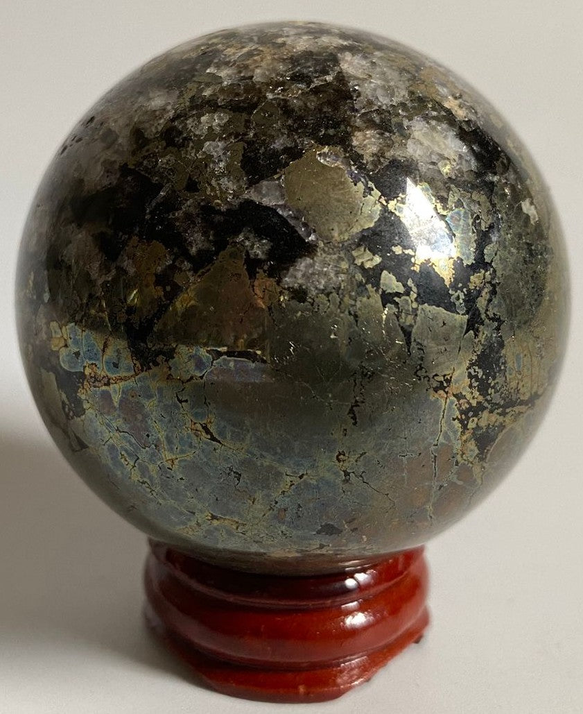 Sfera decorativa de 5.4cm din cristal de pirita pe suport din lemn cu fundal alb