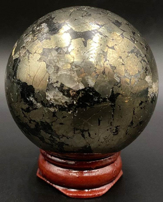 Sfera din piatra semipretioasa de pirita pe suport din lemn cu fundal negru