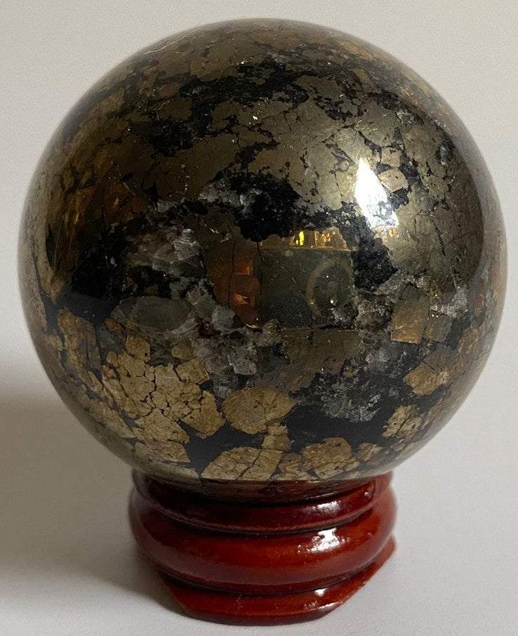 Sfera decorativa de 5cm din piatra semipretioasa de pirita pe suport din lemn cu fundal alb