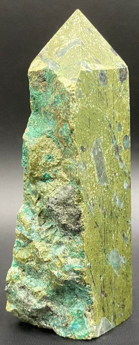 Obelisc din piatra semipretioasa de pirita verde pe fundal negru