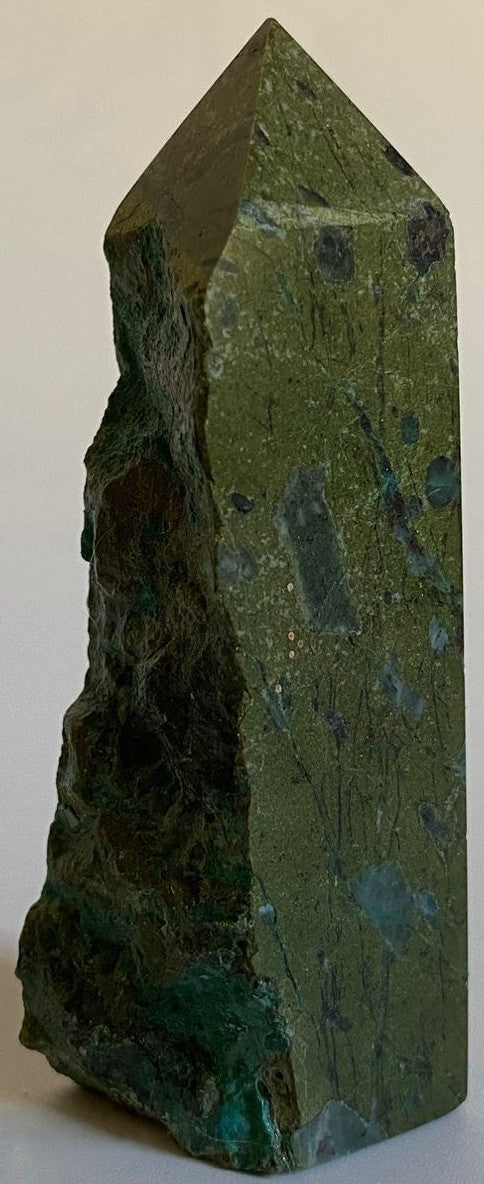 Obelisc din piatra semipretioasa de pirita verde pe fundal alb