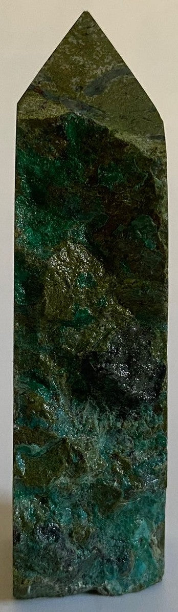 Obelisc din cristal de pirita verde pe fundal alb
