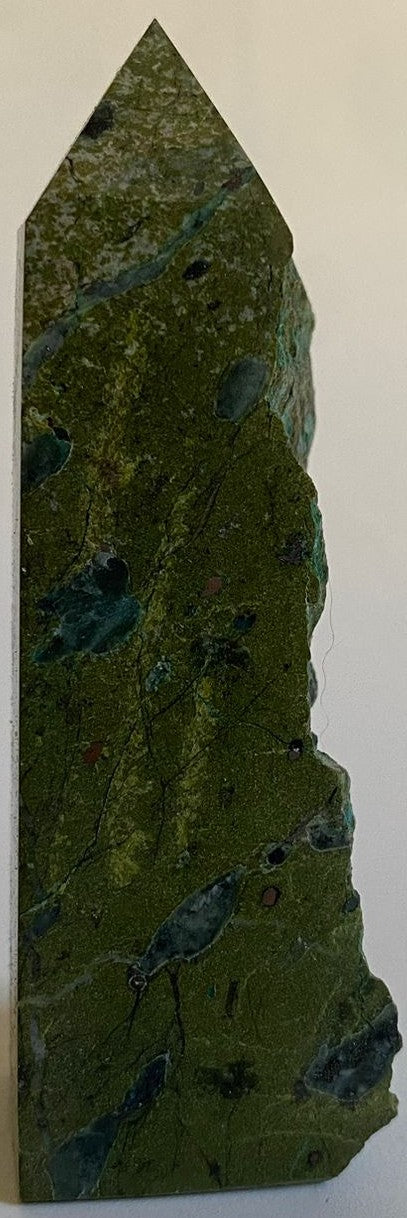 Obelisc de 8.9cm din piatra semipretioasa de pirita verde pe fundal alb