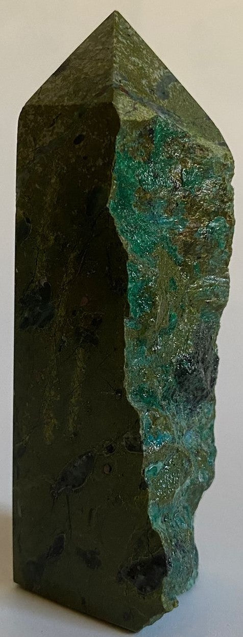 Obelisc de 8.9cm din cristal de pirita verde pe fundal alb