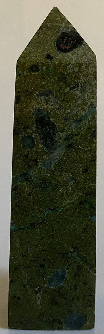 Obelisc decorativ de 8.9cm din piatra semipretioasa de pirita verde pe fundal alb