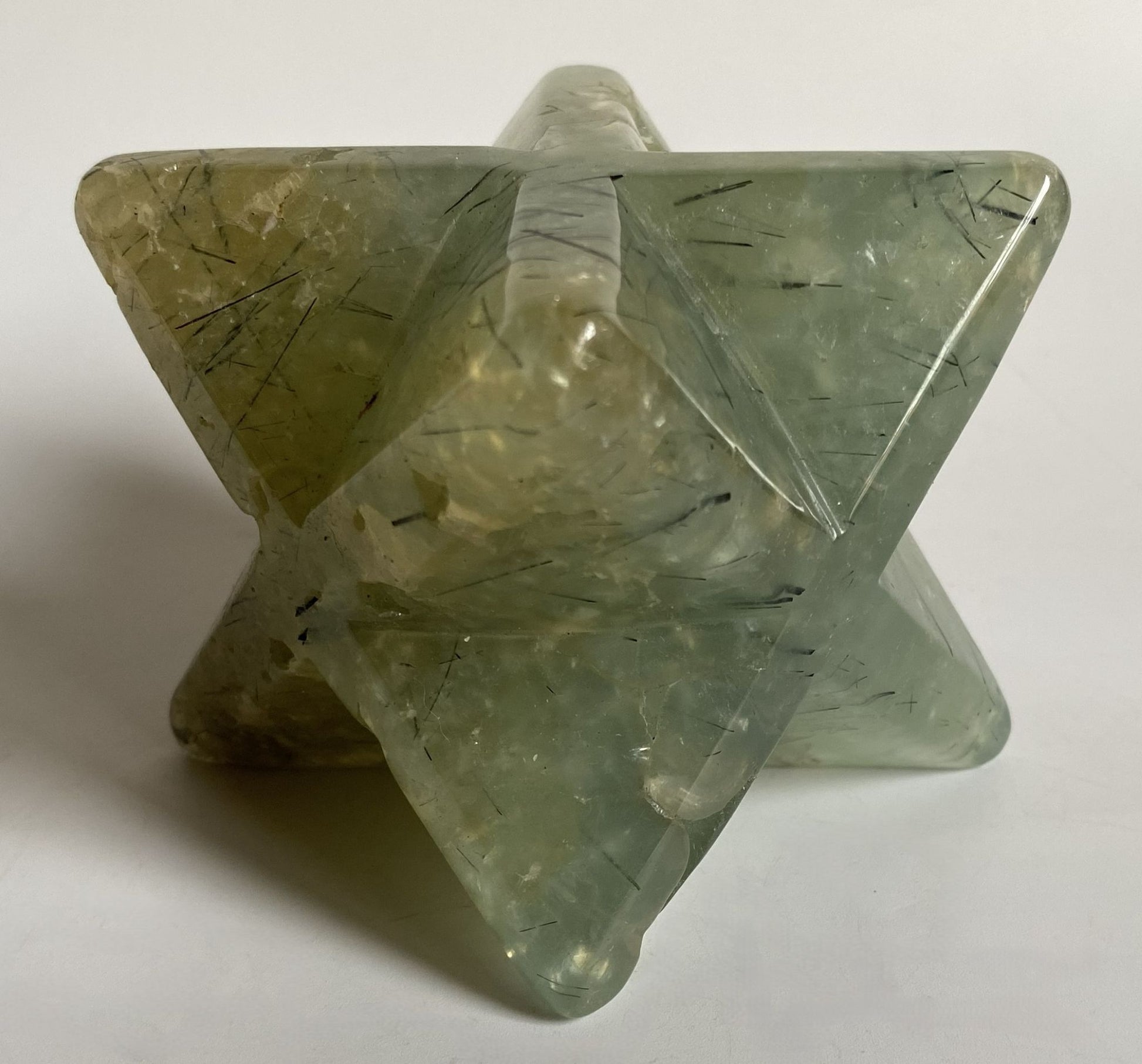 Merkaba din cristal de prehnit pe fundal alb
