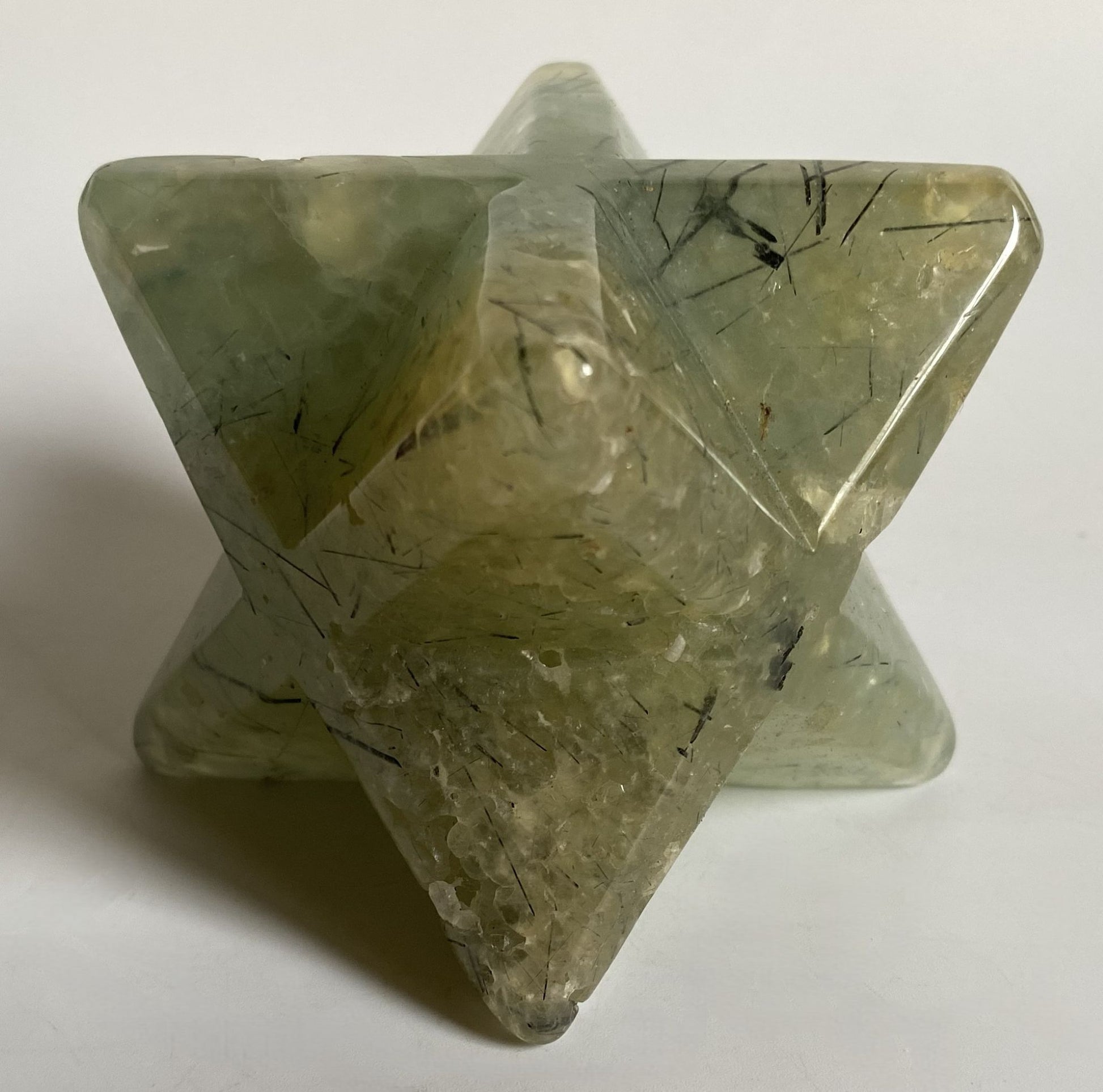 Merkaba de 8.8cm din piatra semipretioasa de prehnit pe fundal alb