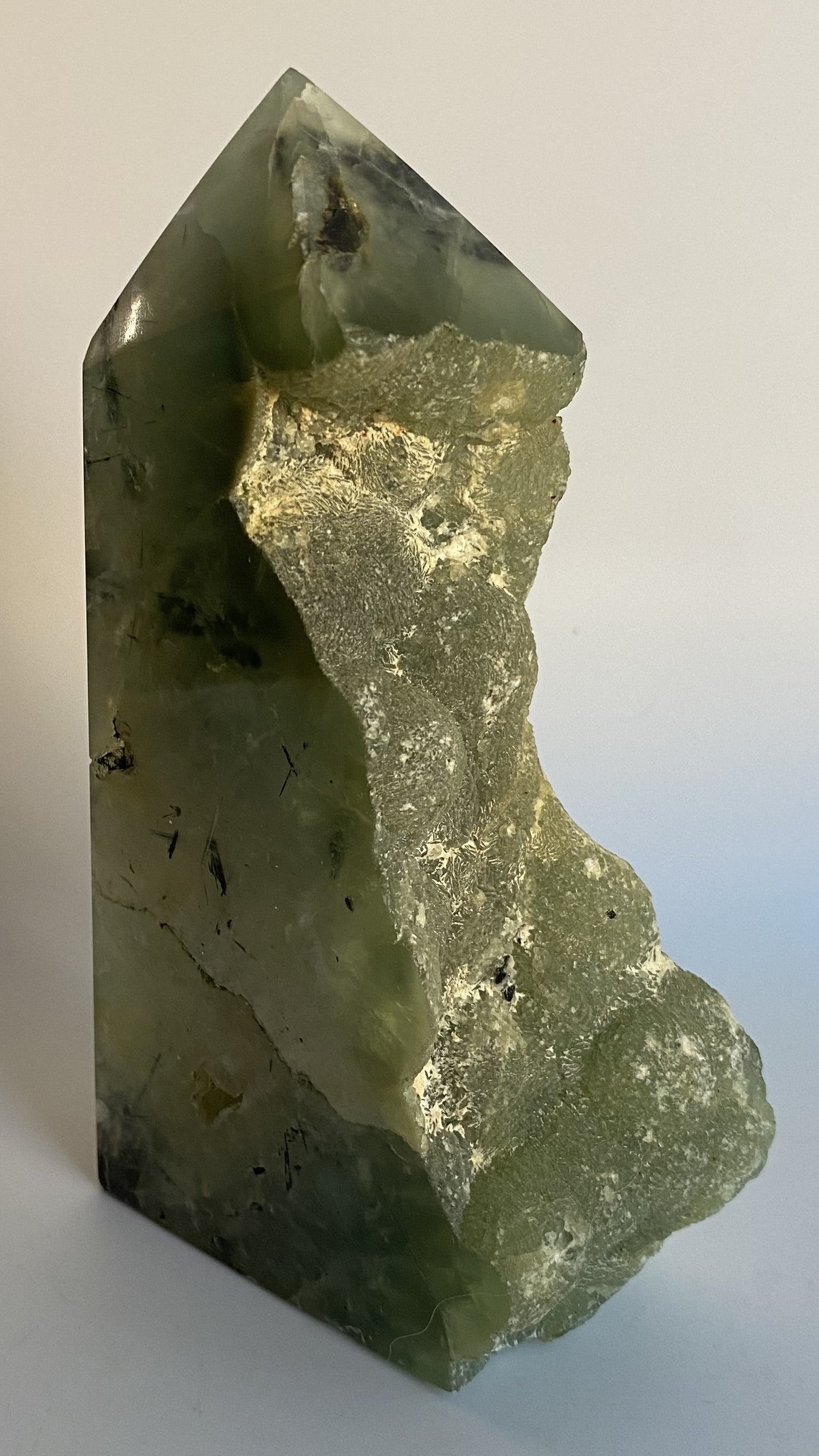Prehnit obelisk raw 12cm natural semiprecious stone with rough texture and greenish hue