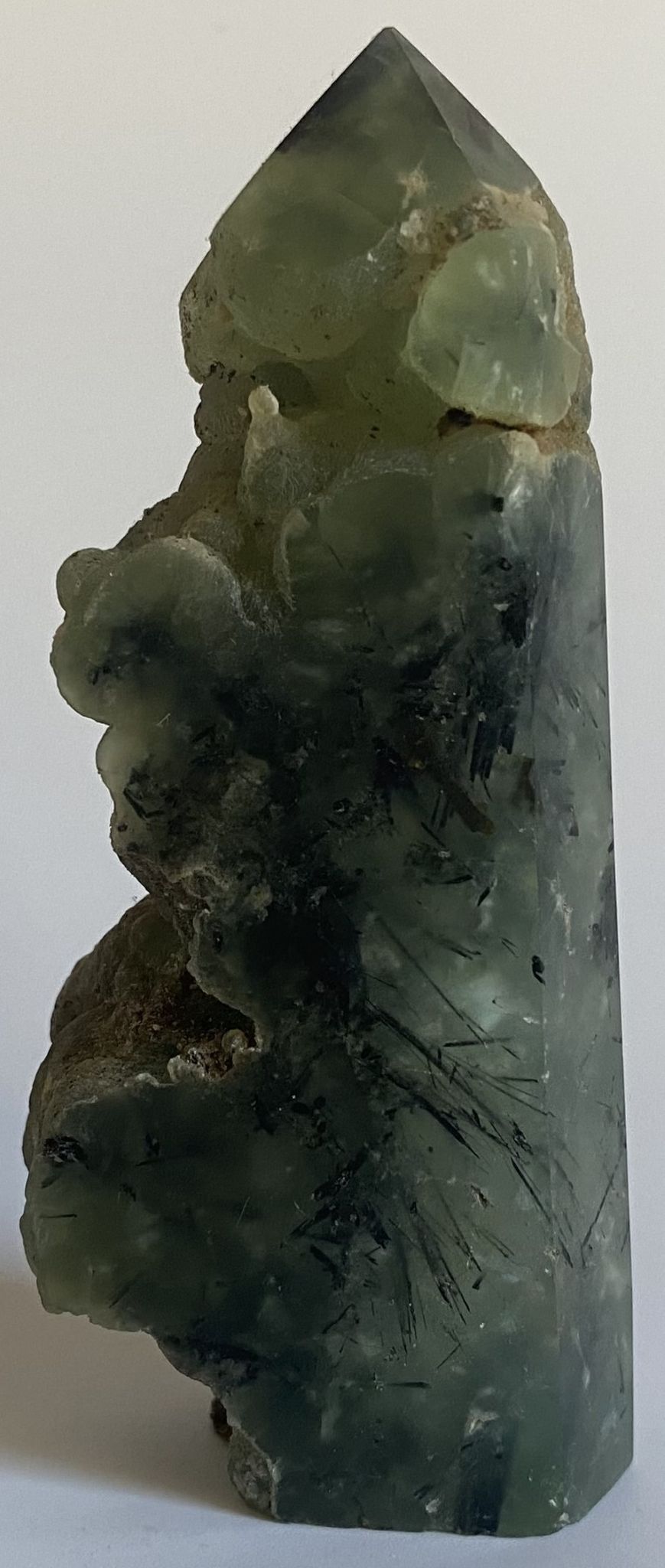 Obelisc brut din cristal de prehnit pe fundal alb