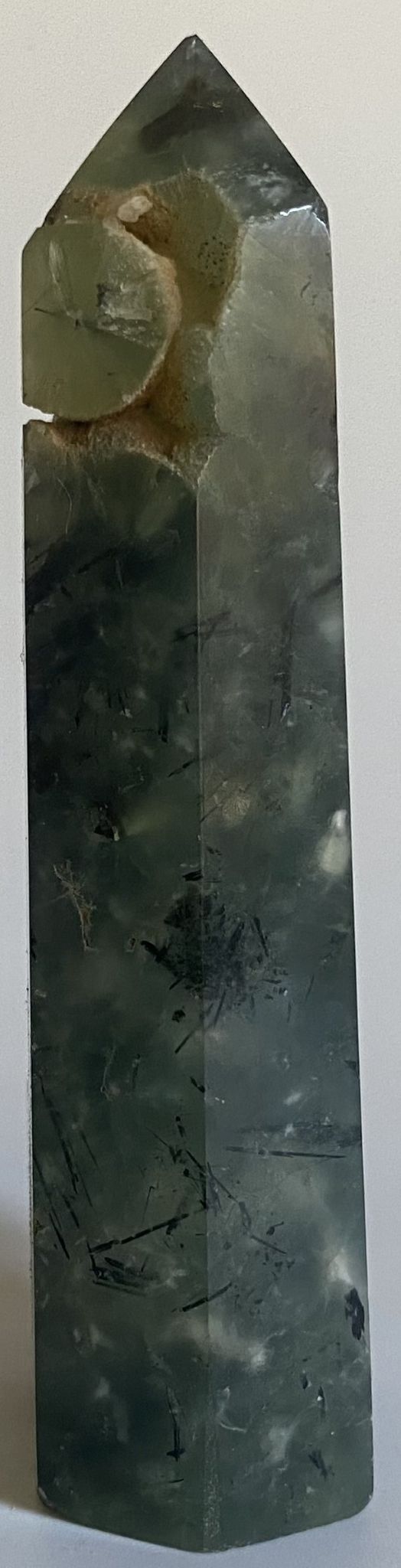Obelisc brut de 10.5cm din piatra semipretioasa de prehnit pe fundal alb
