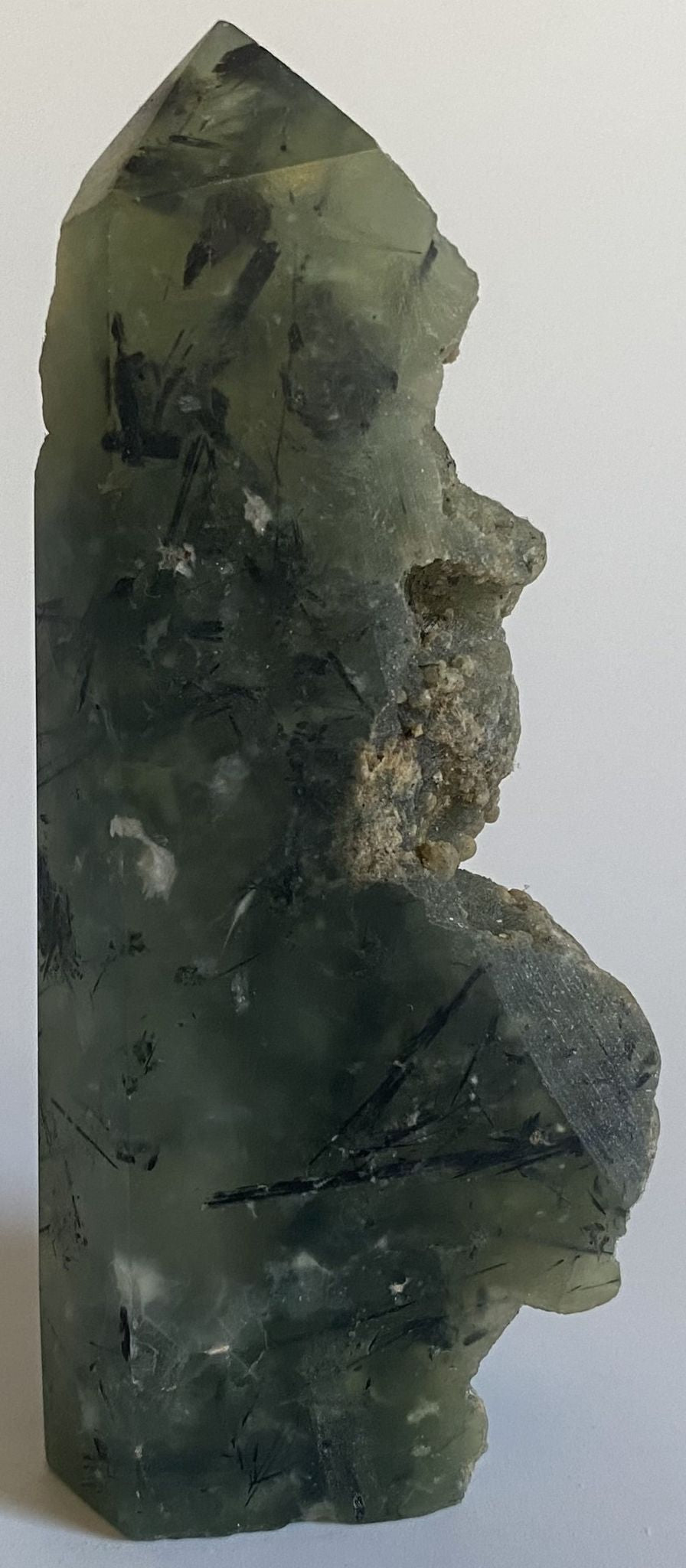 Obelisc brut de 10.5cm din cristal de prehnit pe fundal alb