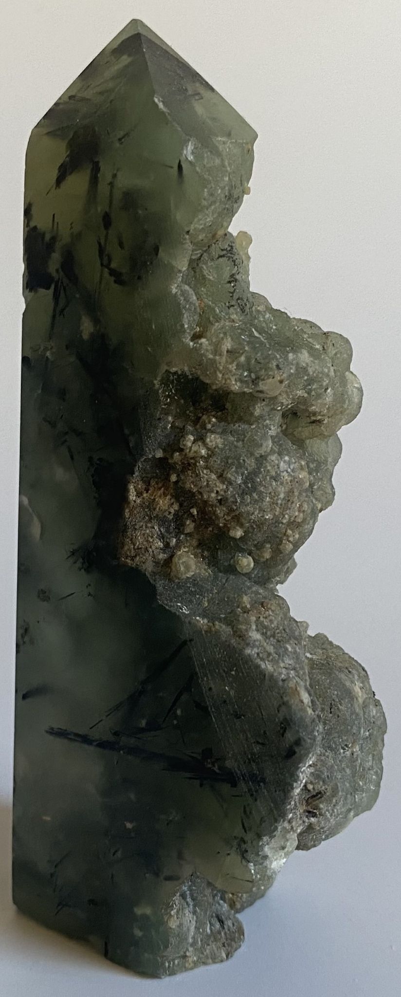 Obelisc brut decorativ de 10.5cm din piatra semipretioasa de prehnit pe fundal alb