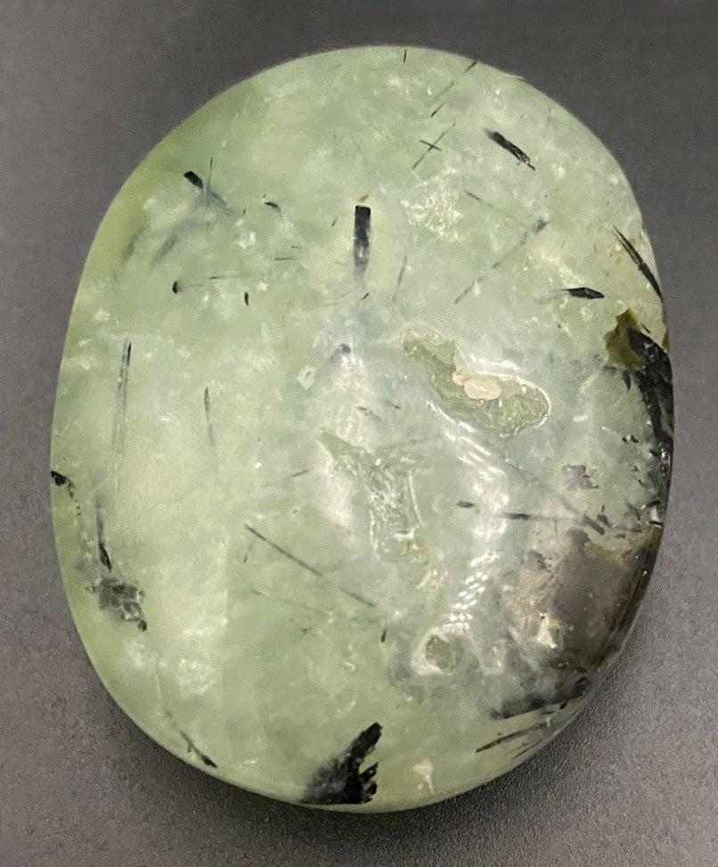 Palm Stone din piatra semipretioasa de prehnit pe fundal negru