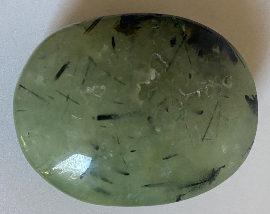 Palm Stone din piatra semipretioasa de prehnit pe fundal alb