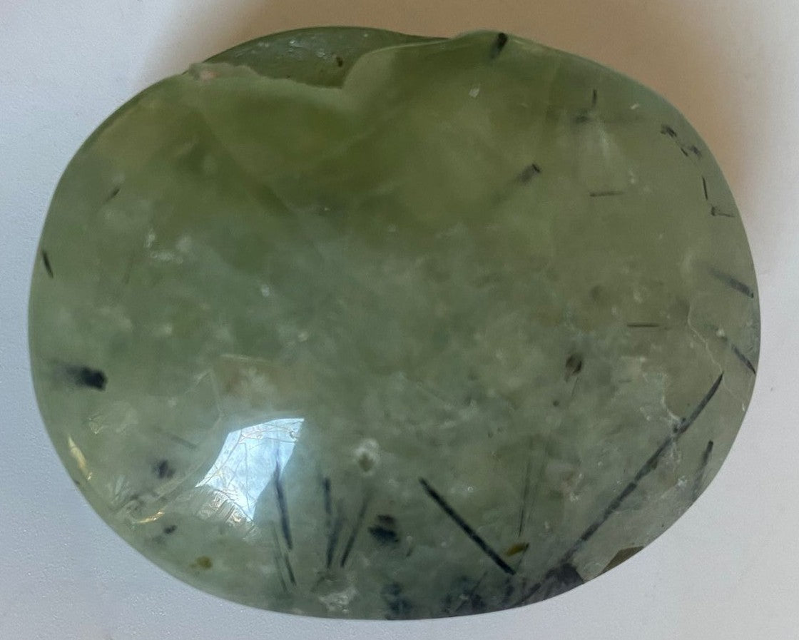 Palm Stone din cristal de prehnit pe fundal alb